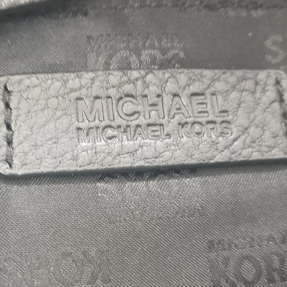 Authentic Michael Kors Leather Medium East West Ring Tote in Black - Picture 11 of 13